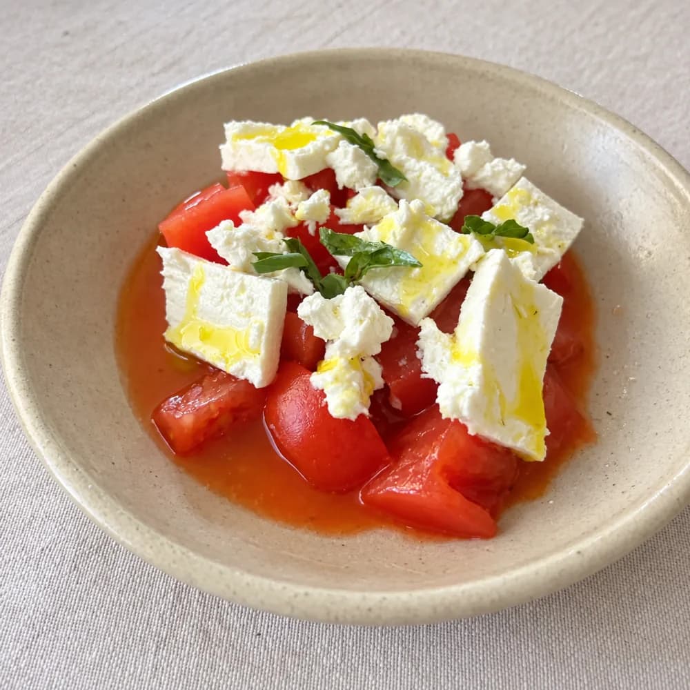 Salata od paradajza sa mladim sirom