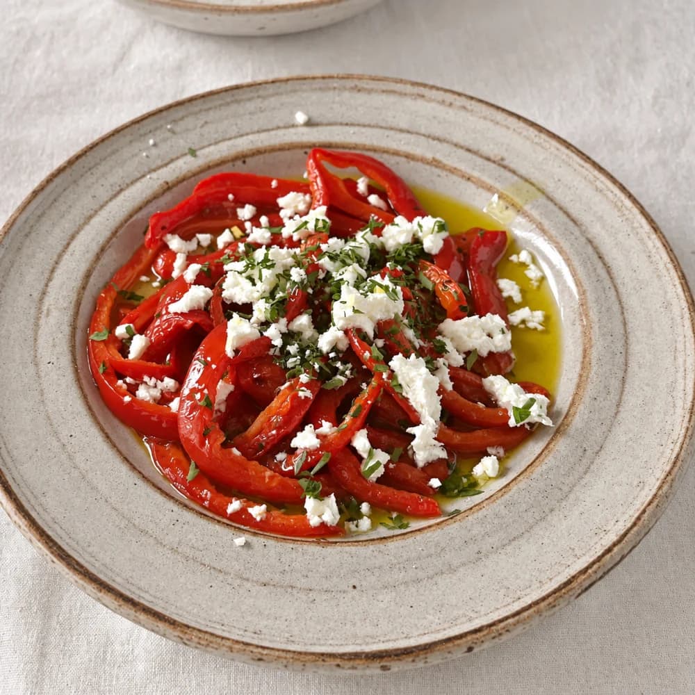 Salata od pečenih paprika sa mladim sirom