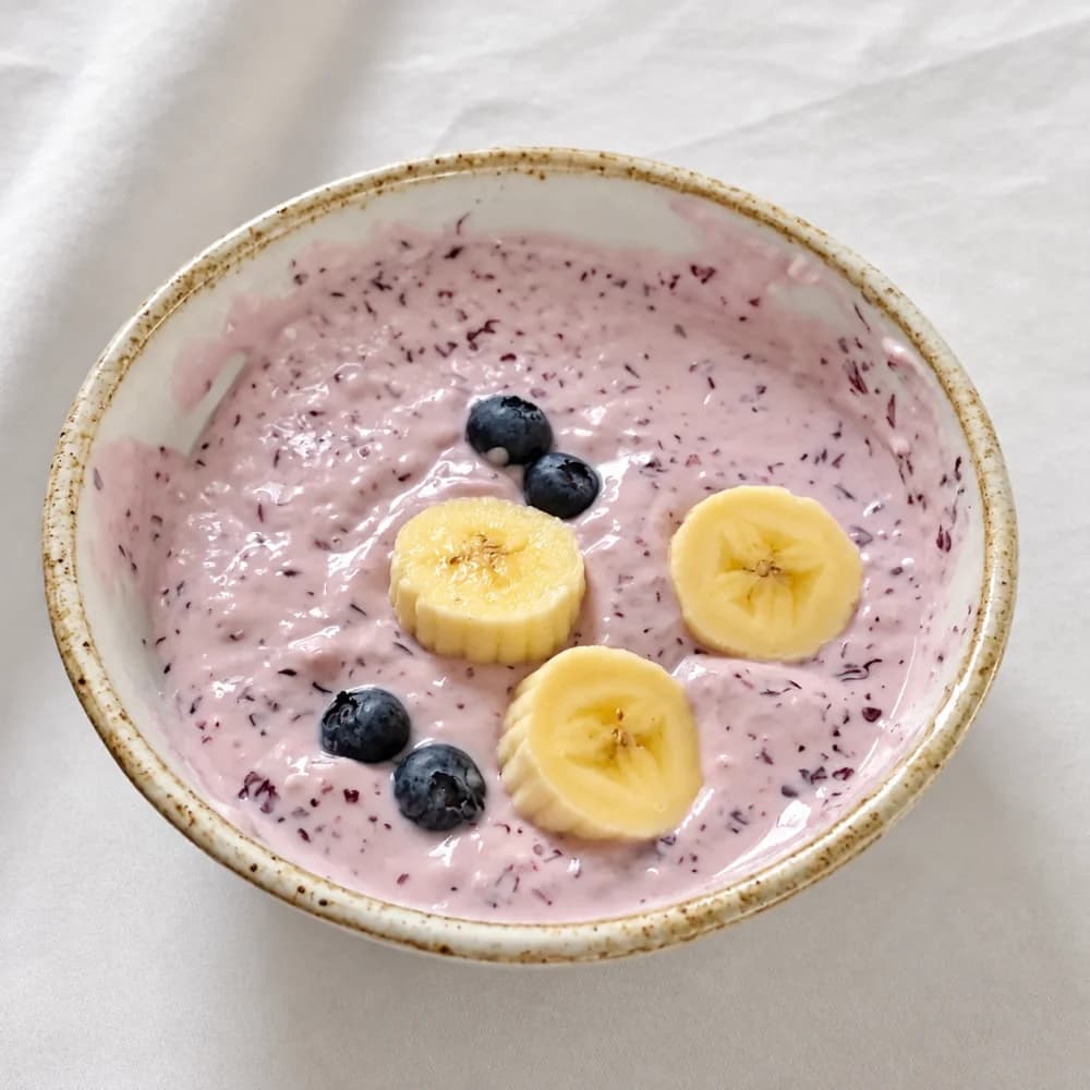 Voćni jogurt sa bananom i bobičastim voćem